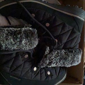 Size 6.5 Columbia Heavenly Shorty Winter Boots.